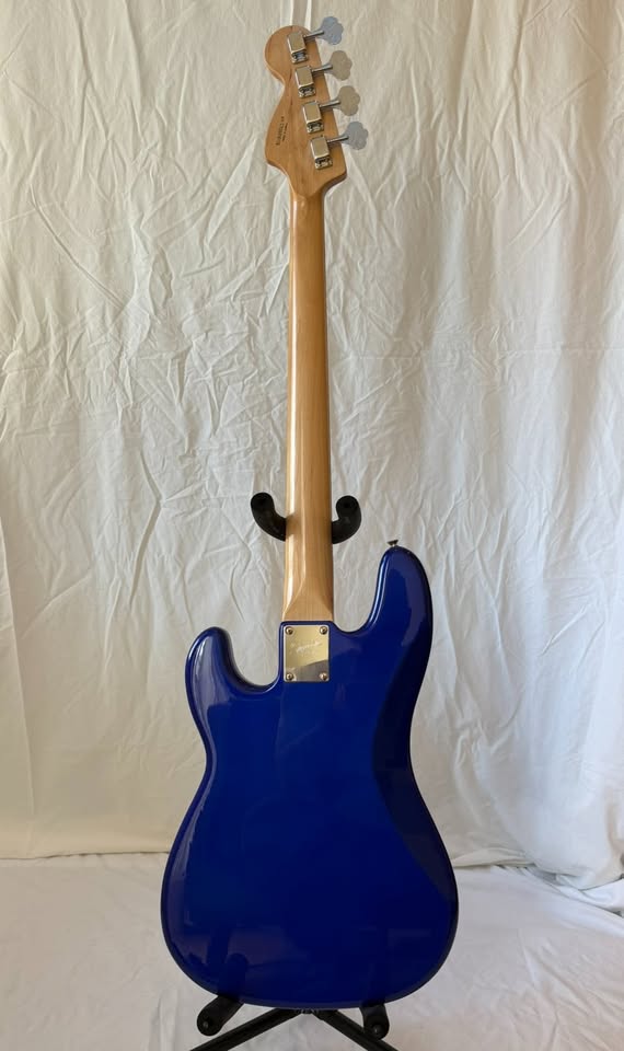 Squier P-Bass with Fender Amp & Goodies - photo 4