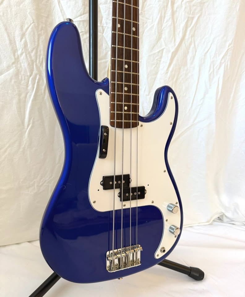 Squier P-Bass with Fender Amp & Goodies - photo 5