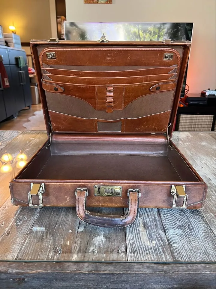 Vintage Renwick Hard Briefcase Glazed Caribou Hide M I Canada image indicator(5)