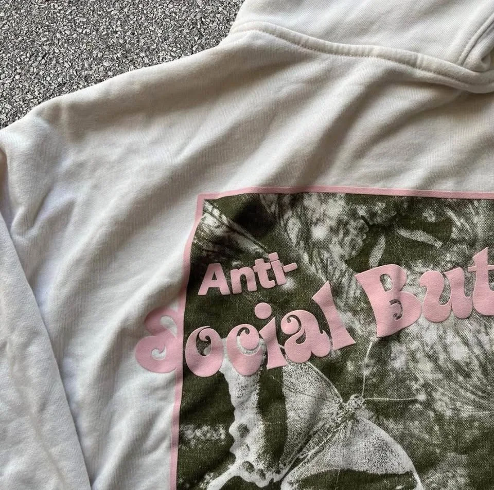 Levi’s Anti Social Butterfly Graphic hoodie in white and cream image indicator(4)