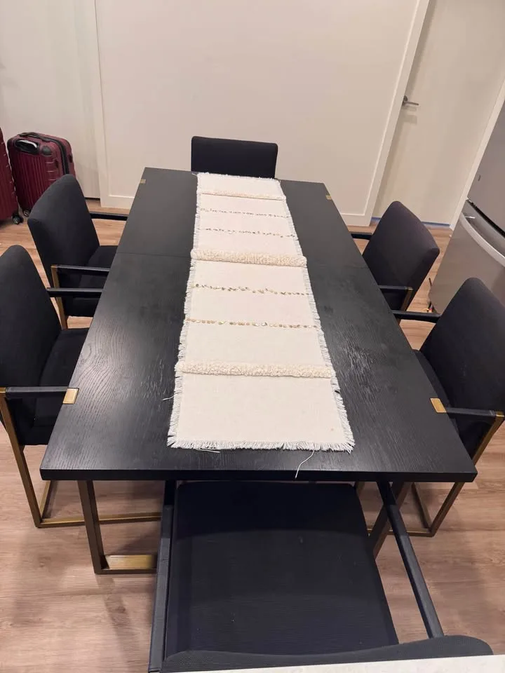 Article Oscuro Dining Table + 6 Oscuro Armchairs image indicator(6)