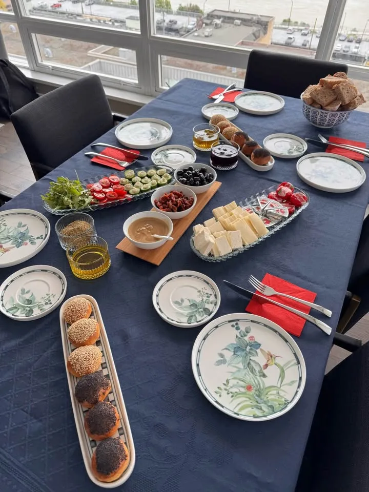 Article Oscuro Dining Table + 6 Oscuro Armchairs image indicator(9)