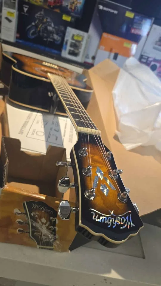 Washburn Acoustic Guitar pack image indicator(4)