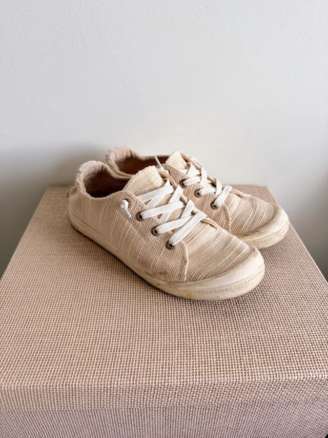 Roxy Beige Sneakers, Size 8 thumbnail