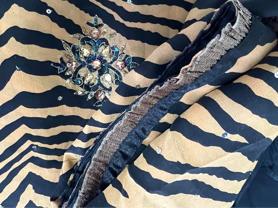 Silk embroidered Sari image indicator(3)