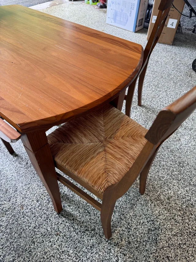 Table and Chairs image indicator(7)