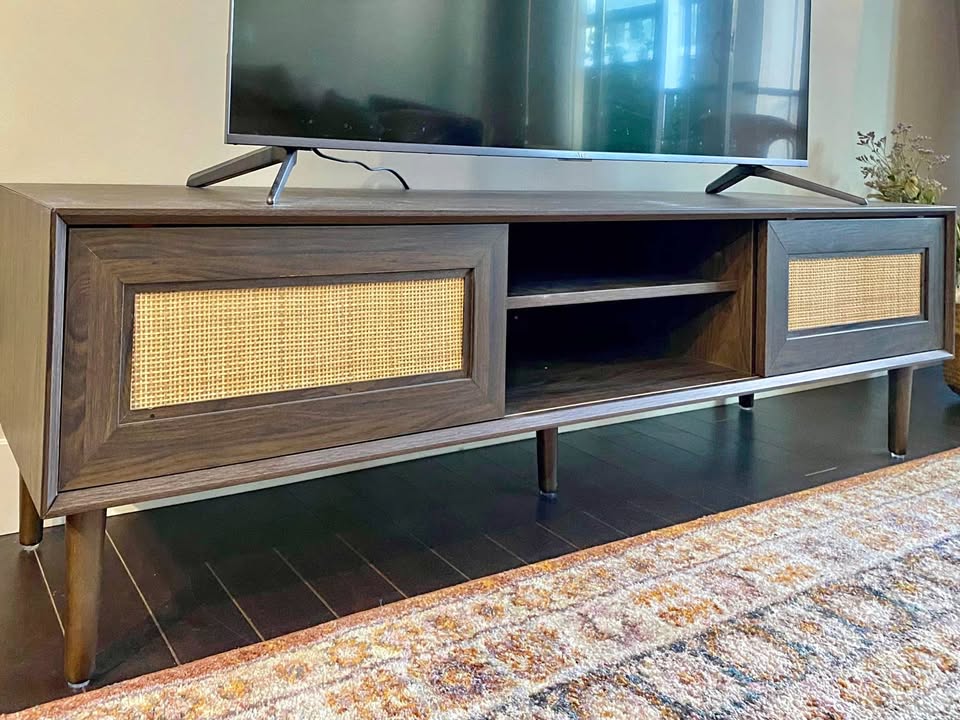 🌿 Rattan Walnut TV Stand – Excellent Condition 🌿