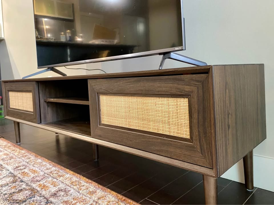 🌿 Rattan Walnut TV Stand – Excellent Condition 🌿 - photo 2