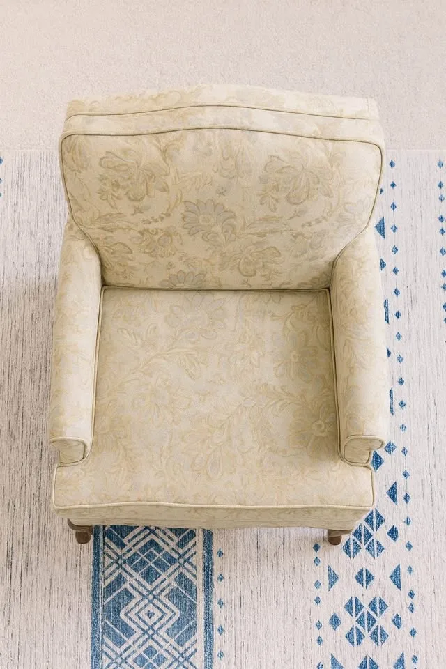 Vintage Floral Armchair – Elegant Design, Great Condition image indicator(2)