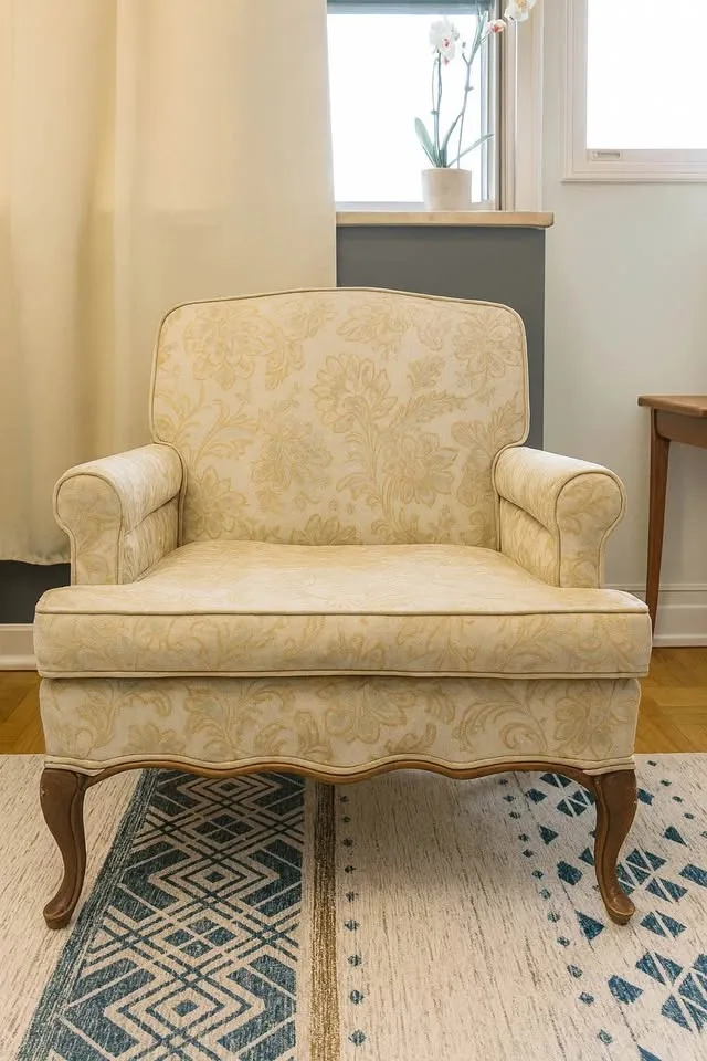 Vintage Floral Armchair – Elegant Design, Great Condition image indicator(3)