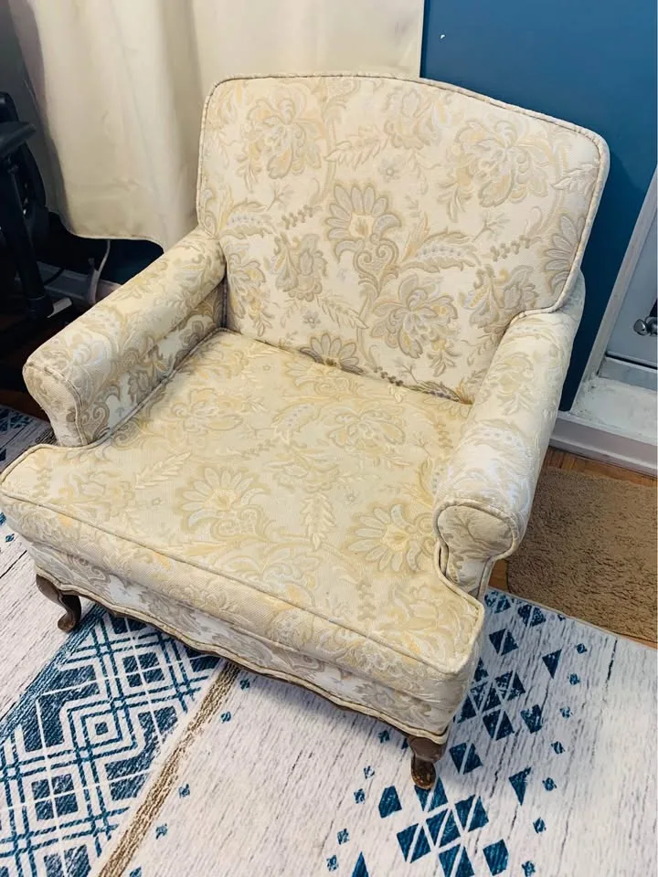 Vintage Floral Armchair – Elegant Design, Great Condition image indicator(4)