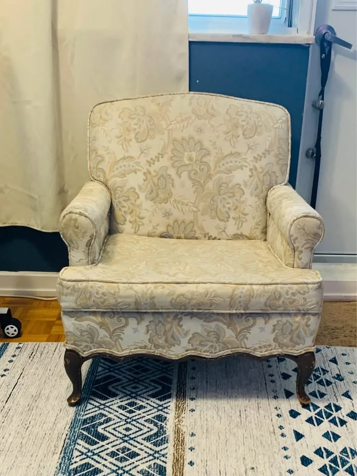 Vintage Floral Armchair – Elegant Design, Great Condition image indicator(5)