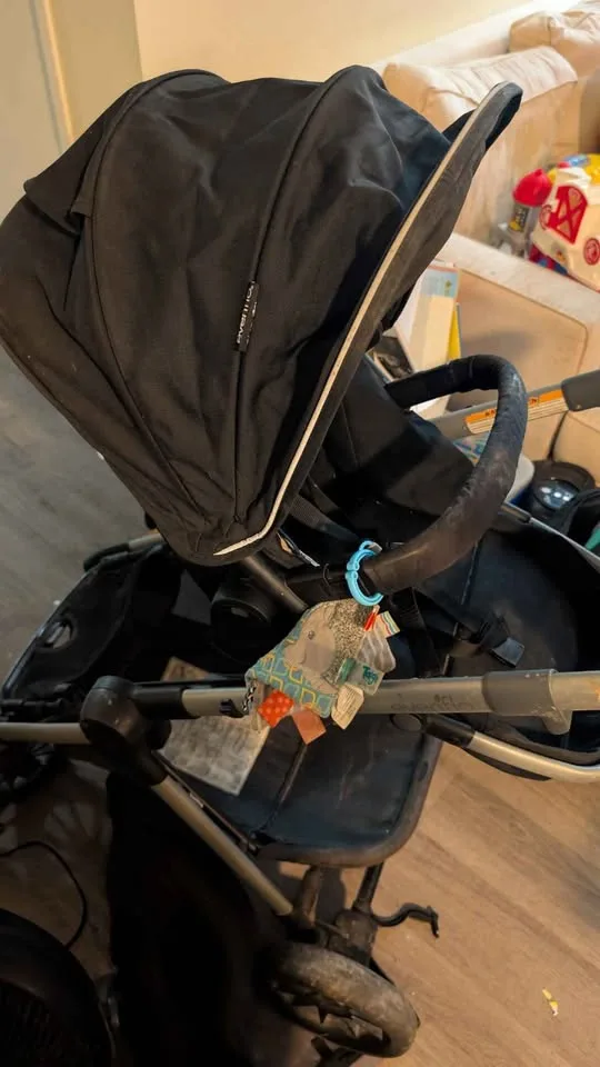 Evenlo Pivot Expand Stroller plus caddy and changing pad! image indicator(3)