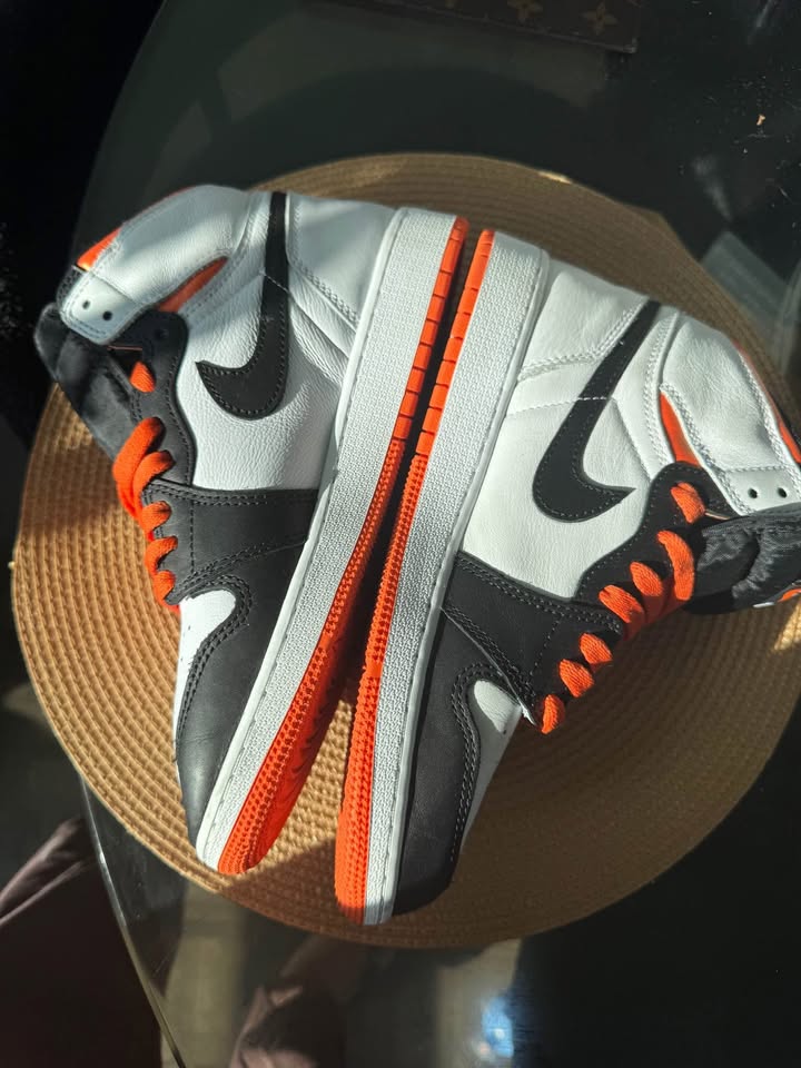 Jordan 1 High Electro Orange size 7Y - photo 2