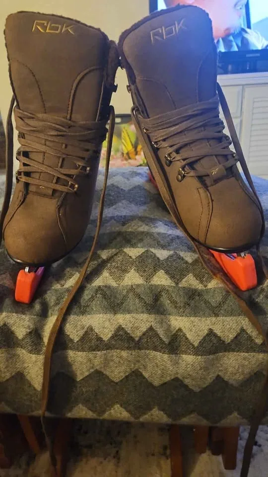 RbK furry suede ice skates size 8 image indicator(2)