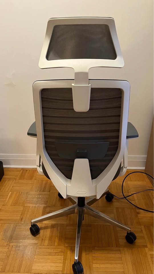 Branch Ergonomic Office Chair w/ Headrest — Excellent Condition - photo 4