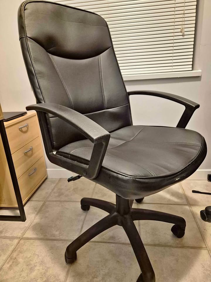 Height adjustable swivel office chair