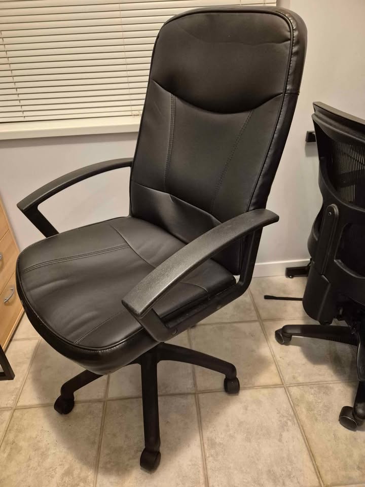 Height adjustable swivel office chair - photo 2