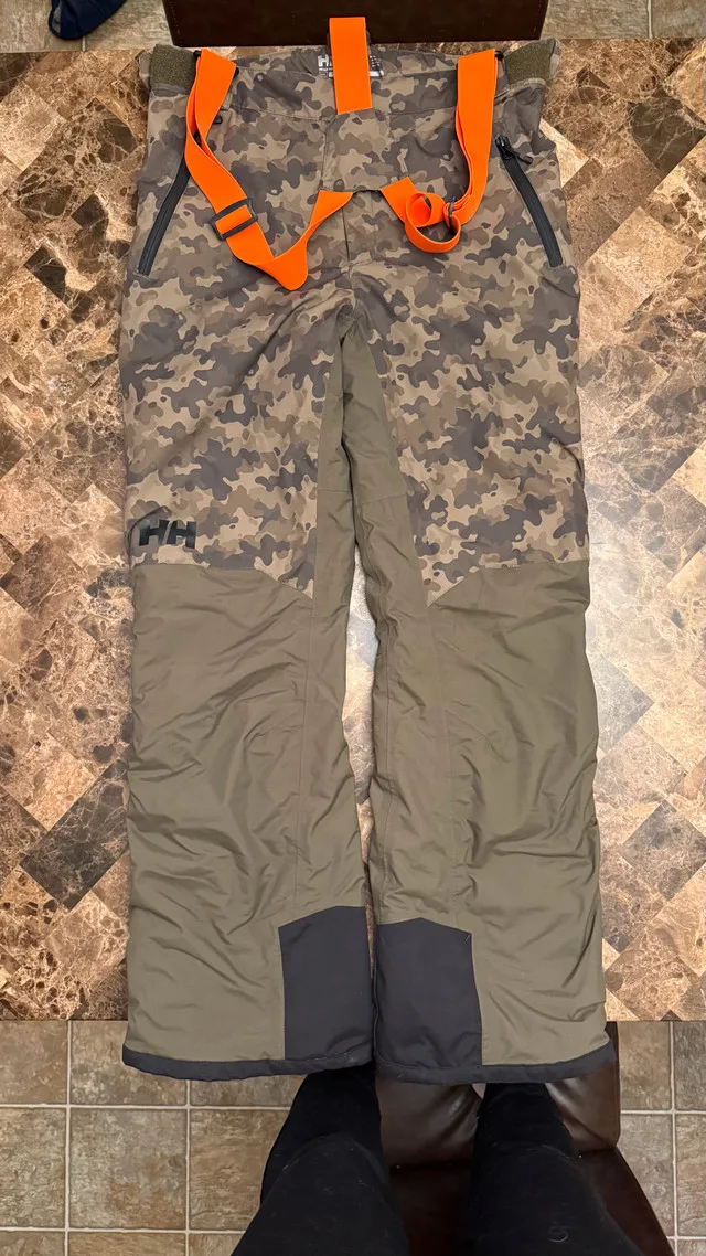 Helly Hansen Ski Jacket & Pants Set - Excellent Condition image indicator(3)