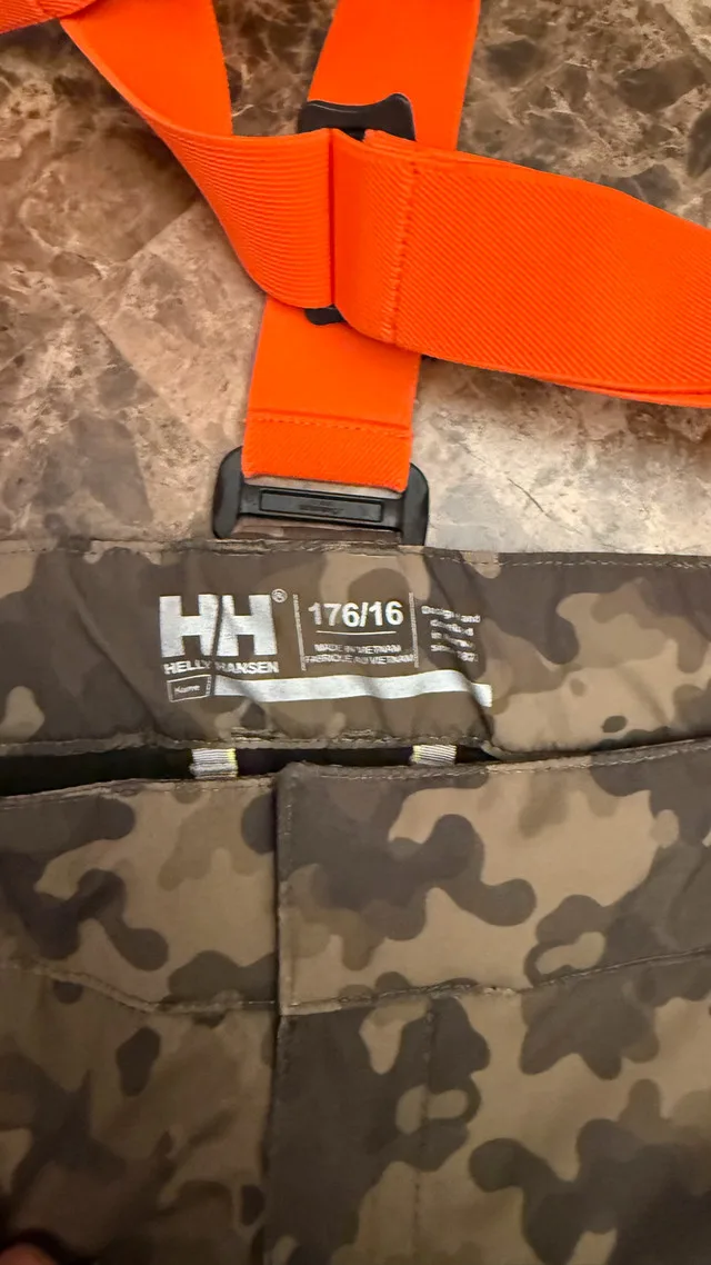 Helly Hansen Ski Jacket & Pants Set - Excellent Condition image indicator(4)