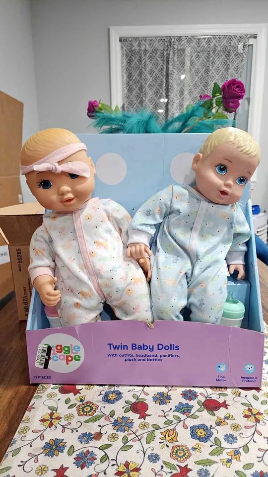 TWIN BABY DOLLS GIGGLE SCAPE thumbnail