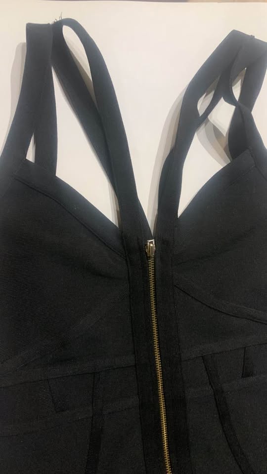 🖤 Chic Black Bandage Mini Dress with Gold Zipper 🖤 - photo 2