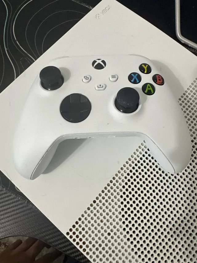 Xbox One S with Controller image indicator(2)