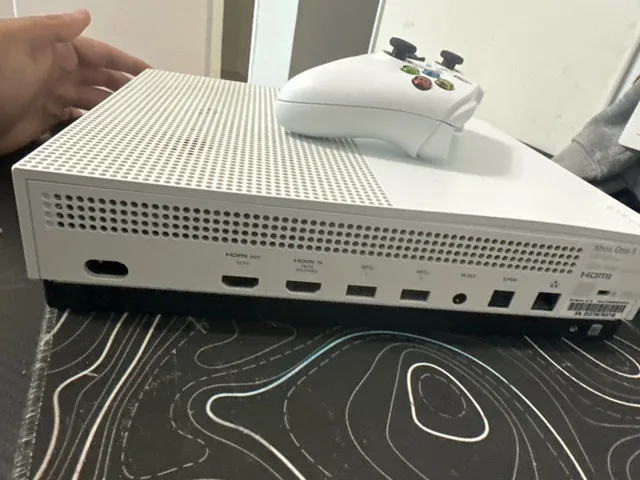 Xbox One S with Controller image indicator(3)