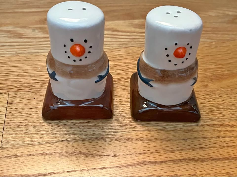 NWOT amici home ceramic s’more snowman s&p shakers!