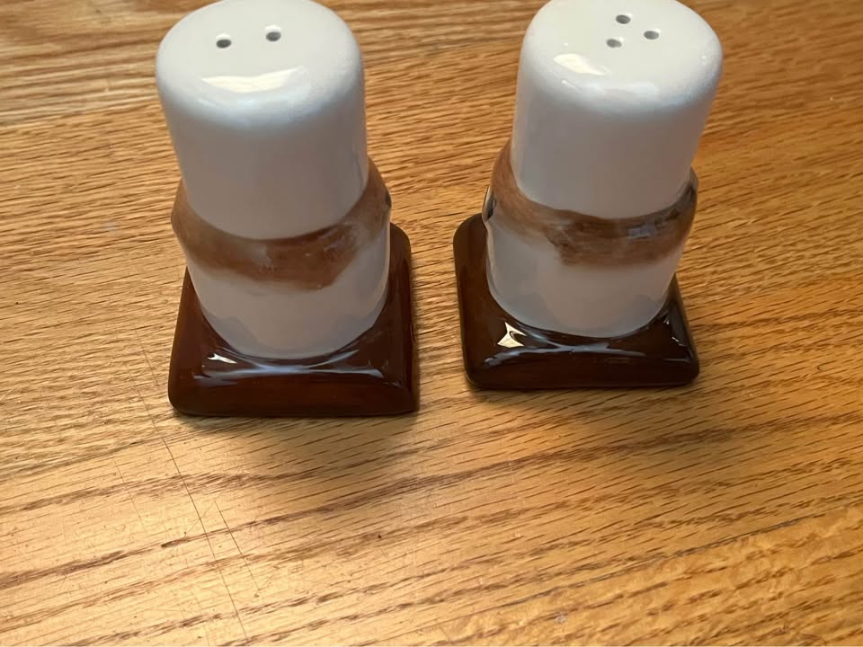 NWOT amici home ceramic s’more snowman s&p shakers! - photo 2