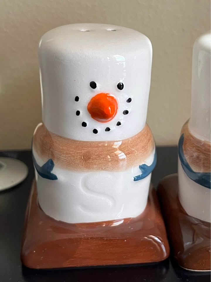 NWOT amici home ceramic s’more snowman s&p shakers! - photo 3