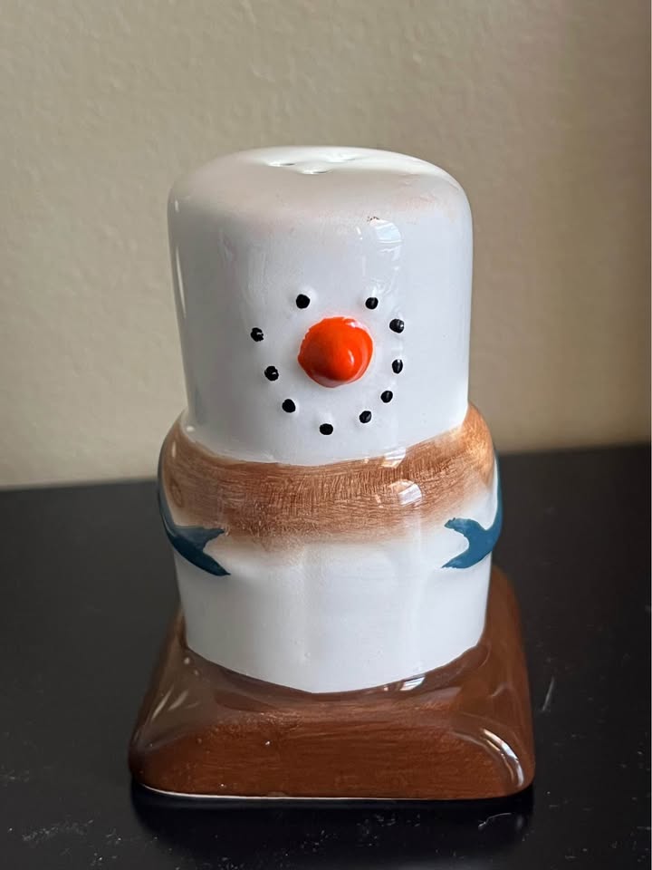 NWOT amici home ceramic s’more snowman s&p shakers! - photo 4