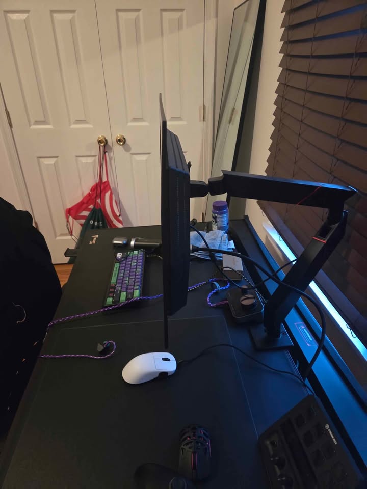 Lg oled 27 inch monitor/ secret lab magnus pro desk - photo 5