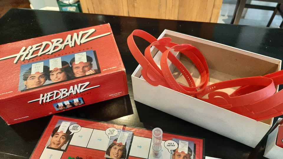 Headbanz - Identity Crisis Game - photo 4