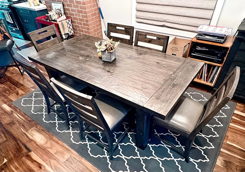 Extendable Dining table + 6 chairs