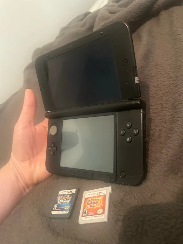 Nintendo 3DS XL Pokémon X Y Limited Edition image indicator(2)