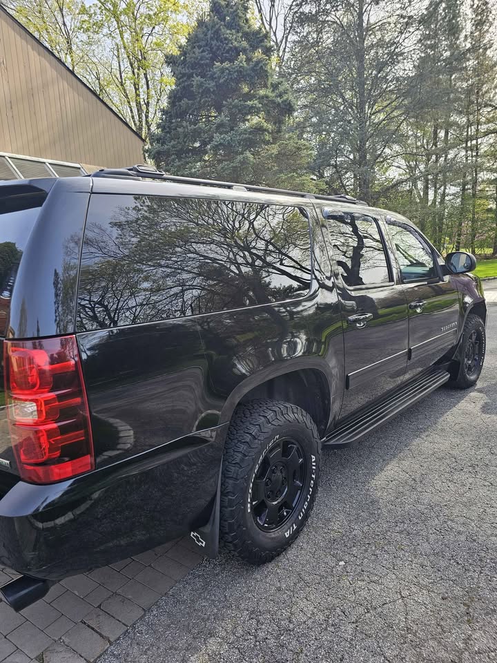 2010 Chevrolet Suburban 1500 · LT Sport Utility 4D - photo 2