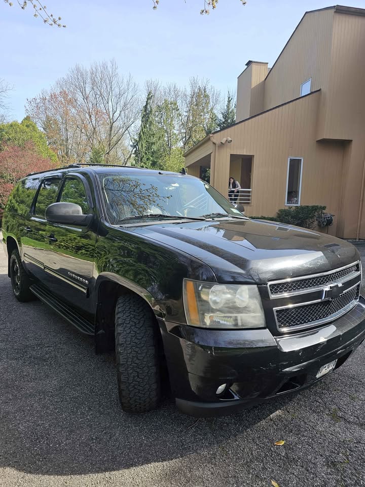 2010 Chevrolet Suburban 1500 · LT Sport Utility 4D - photo 3