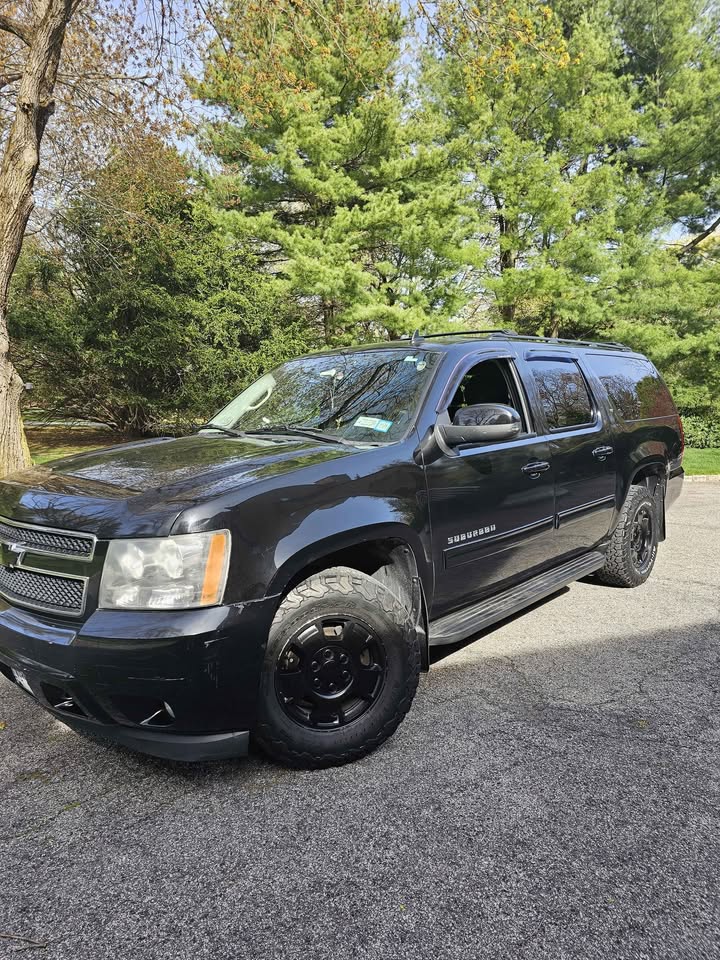 2010 Chevrolet Suburban 1500 · LT Sport Utility 4D - photo 4
