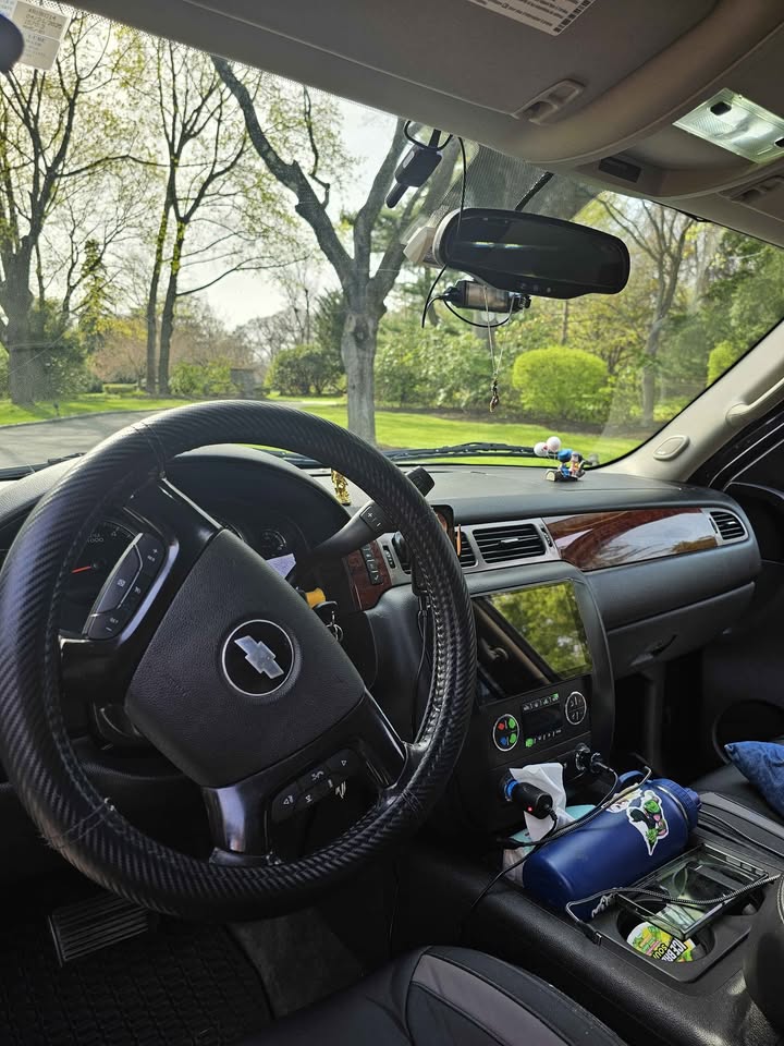 2010 Chevrolet Suburban 1500 · LT Sport Utility 4D - photo 5