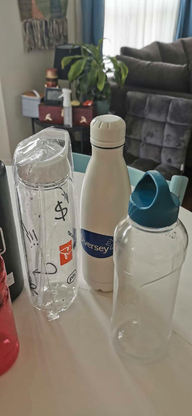 Set of 11 plastic water bottles - photo 5