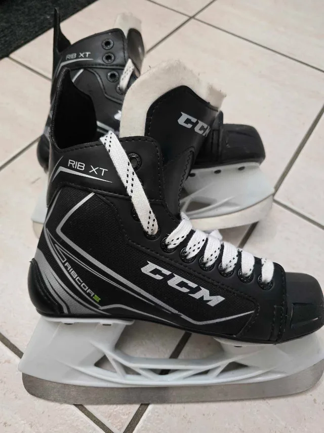 Ice skates CCM Youth 4 thumbnail