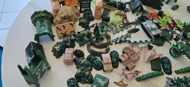 Large Army Toy Set image indicator(2)