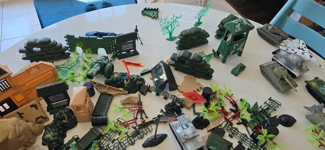 Large Army Toy Set image indicator(3)