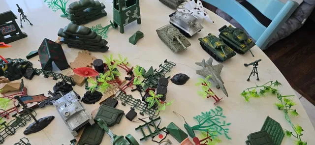 Large Army Toy Set image indicator(4)