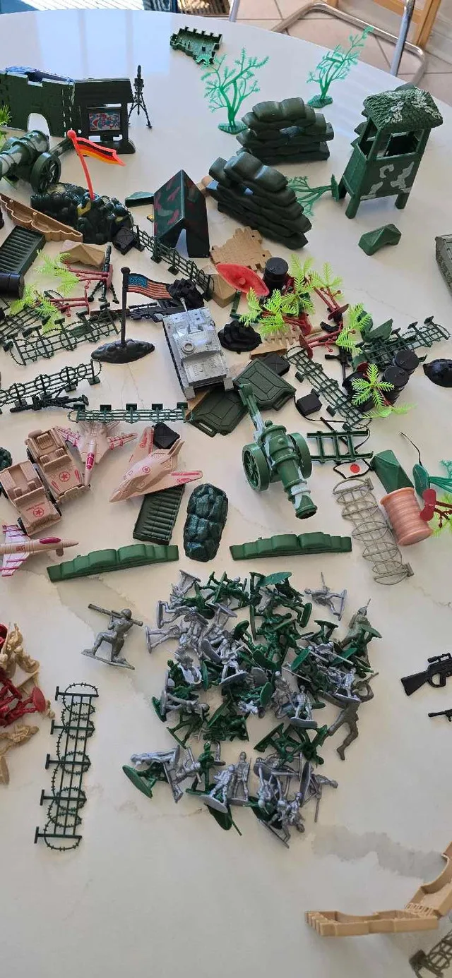 Large Army Toy Set image indicator(5)