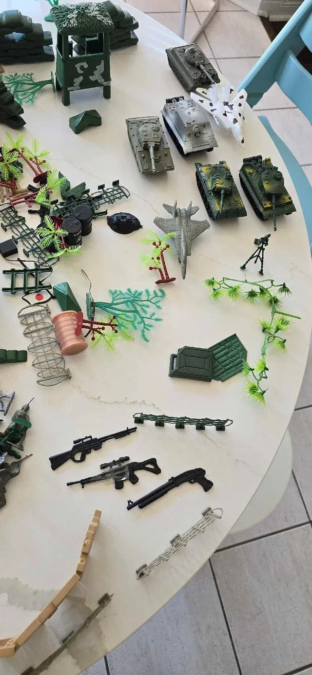 Large Army Toy Set image indicator(6)