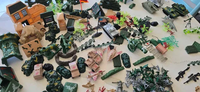 Large Army Toy Set image indicator(9)