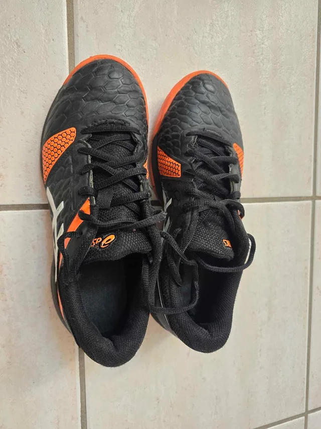 Indoor Asics shoes image indicator(2)