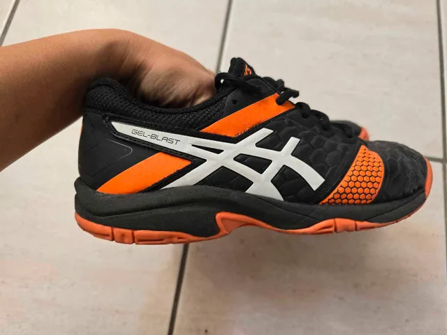 Indoor Asics shoes image indicator(4)